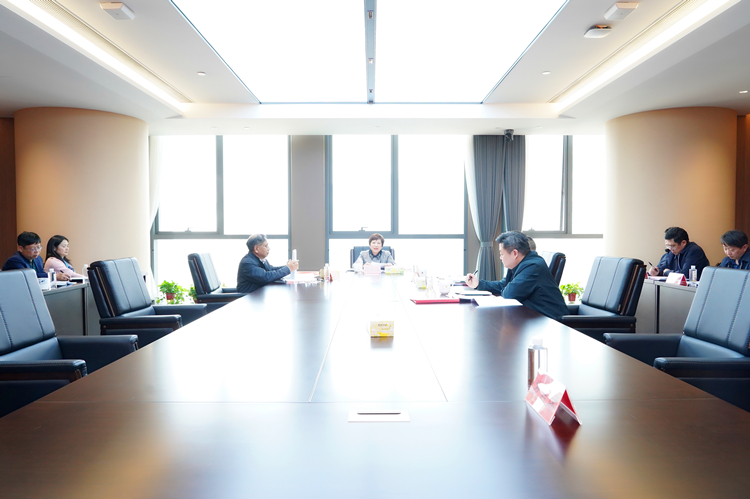 中心組學習副本1.jpg 中心組學習副本1.jpg